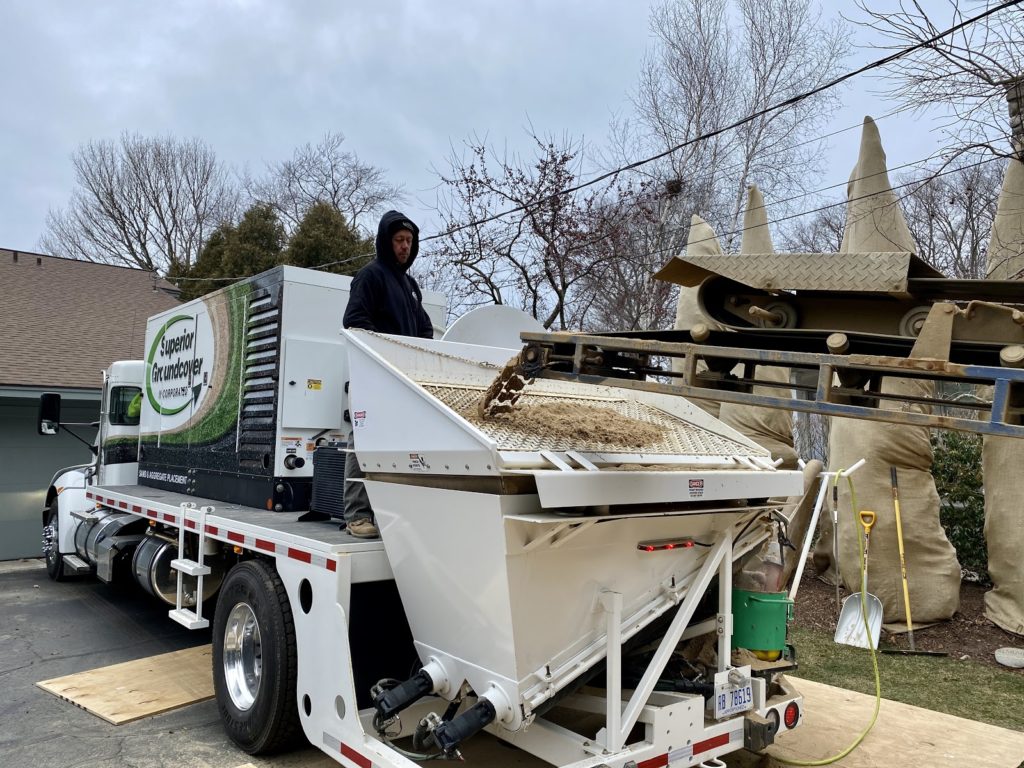 Sand conveyor truck