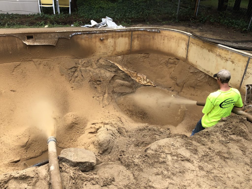 FIlling pool with sand