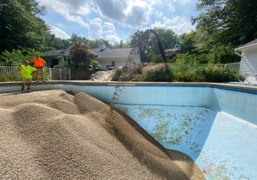 Stone backwall for a pool