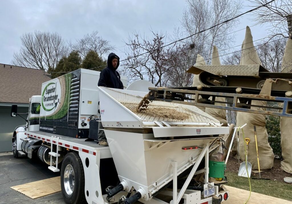 Sand conveyor truck